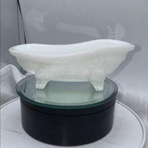 AVON Beauty Buds Soap Bathtub Milk Glass Vanity Decor VTG 1973